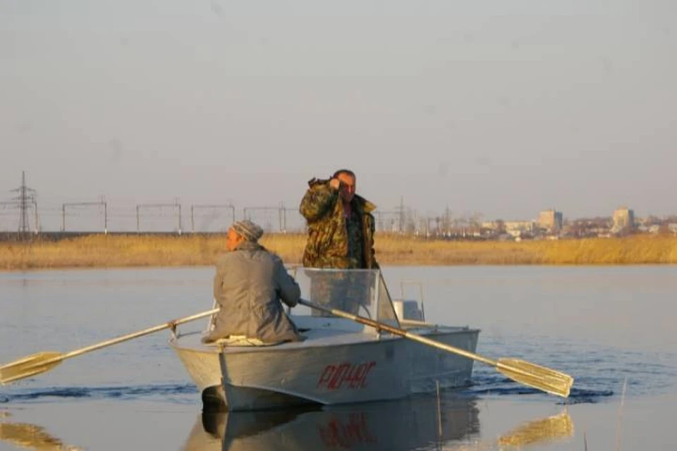 Браконьер ловил запрещенную рыбу с весельной лодки с помощью «Жака»