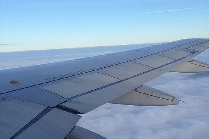 Самолет пришлось развернуть.