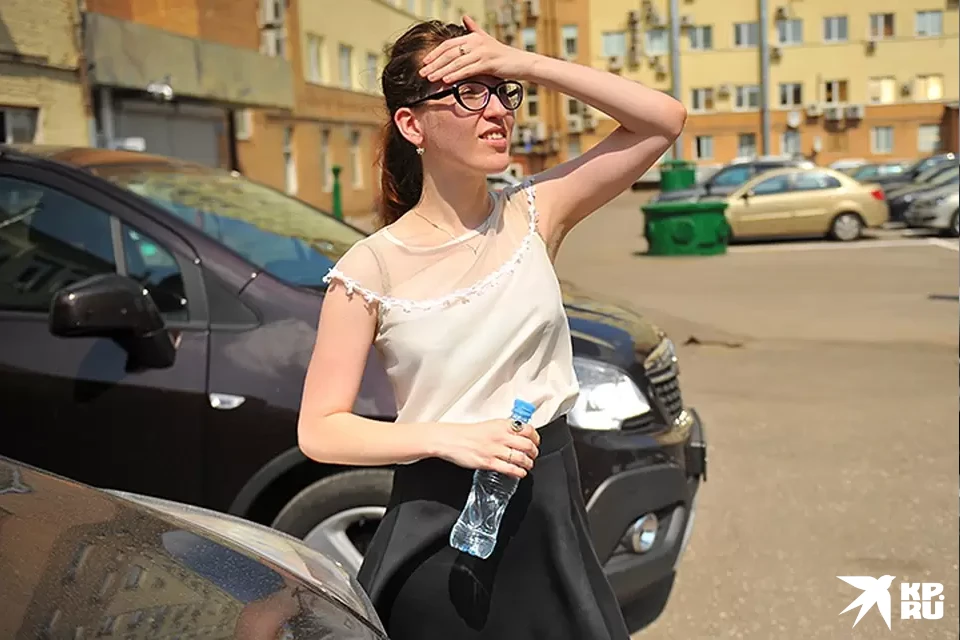 В такую погоду все вредные вещества скапливаются в приземном слое атмосферы, поэтому в город без надобности лучше не выходить - поезжайте на дачу!