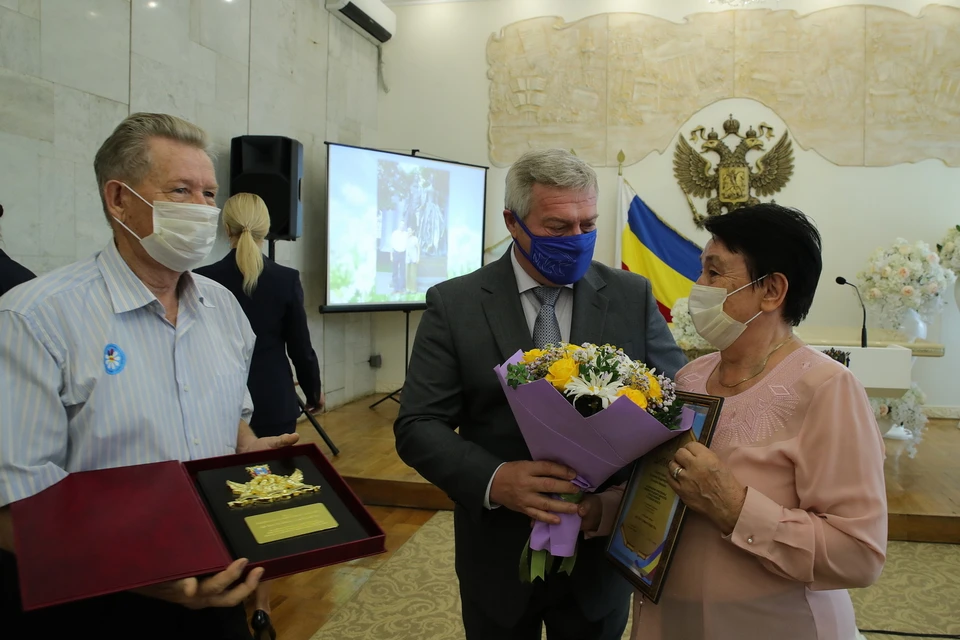 Семьи-долгожители получили из рук главы региона награды. Фото: сайт правительства Ростовской области