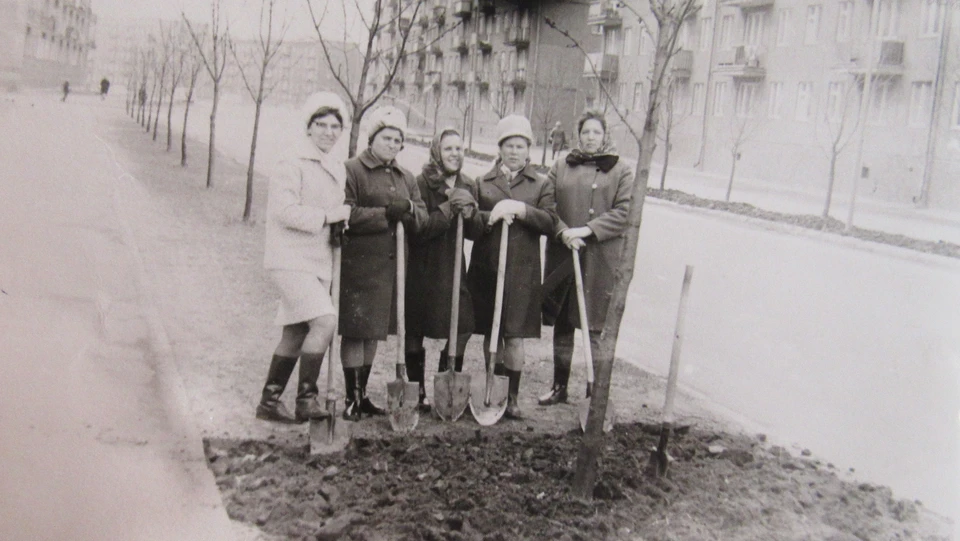 Елена Казакова (крайняя слева) с подругами на субботнике. 1970-е годы.