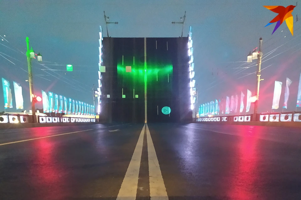 На дорожном полотне Дворцового моста появилось северное сияние. Фото: Юлия Иванова