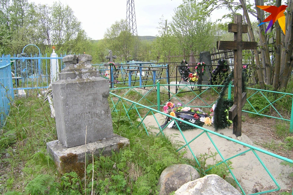 Дело в том, что ограждение, так сказать, "без окон, без дверей" - одна сплошная бетонная стена в 300 метров.