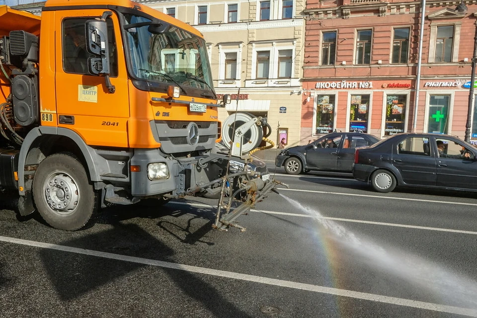 В Санкт-Петербурге усилили полив дорог из-за аномальной жары.