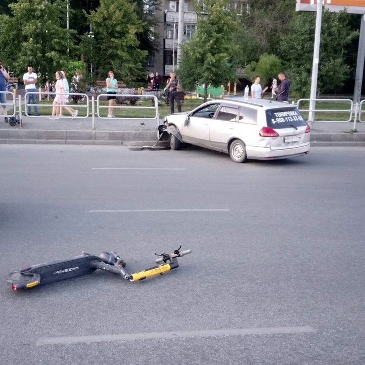 Умер молодой самокатчик, попавший под колеса иномарки на зебре в Челябинске  - KP.RU