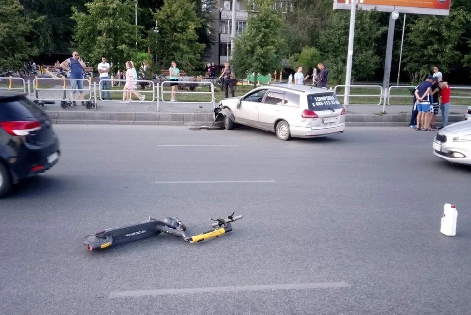 От удара самокат отбросило через перекресток, авто врезалось в ограждение. Фото: ГИБДД Челябинск