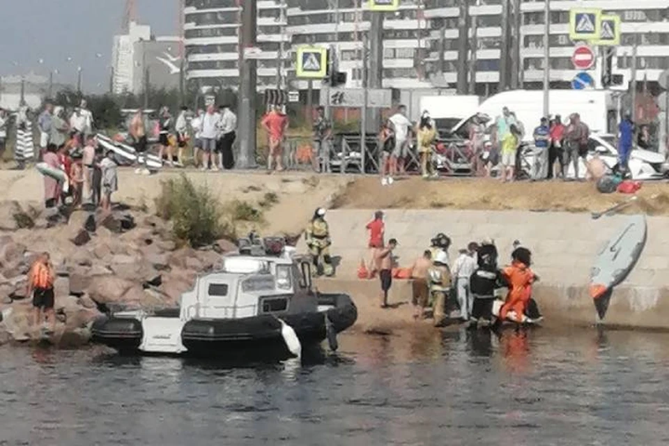 Один из пассажиров катера, врезавшегося в опору моста в Петербурге, скончался