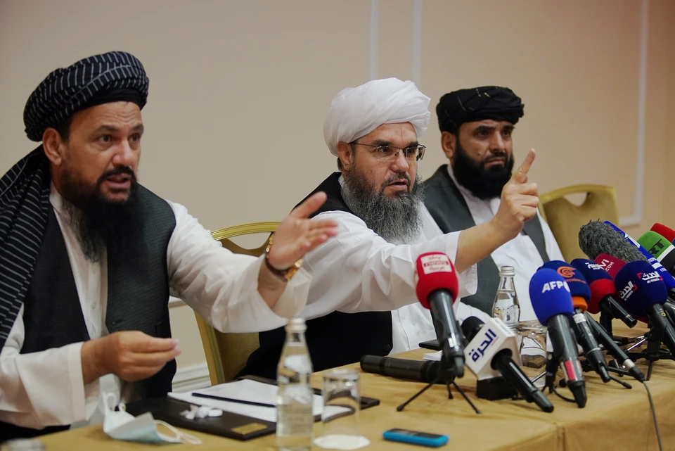 Лидеры талибов* Абдул Латиф Мансур, Шахабуддин Делавар и Сухайл Шахин на пресс-конференции в Москве.