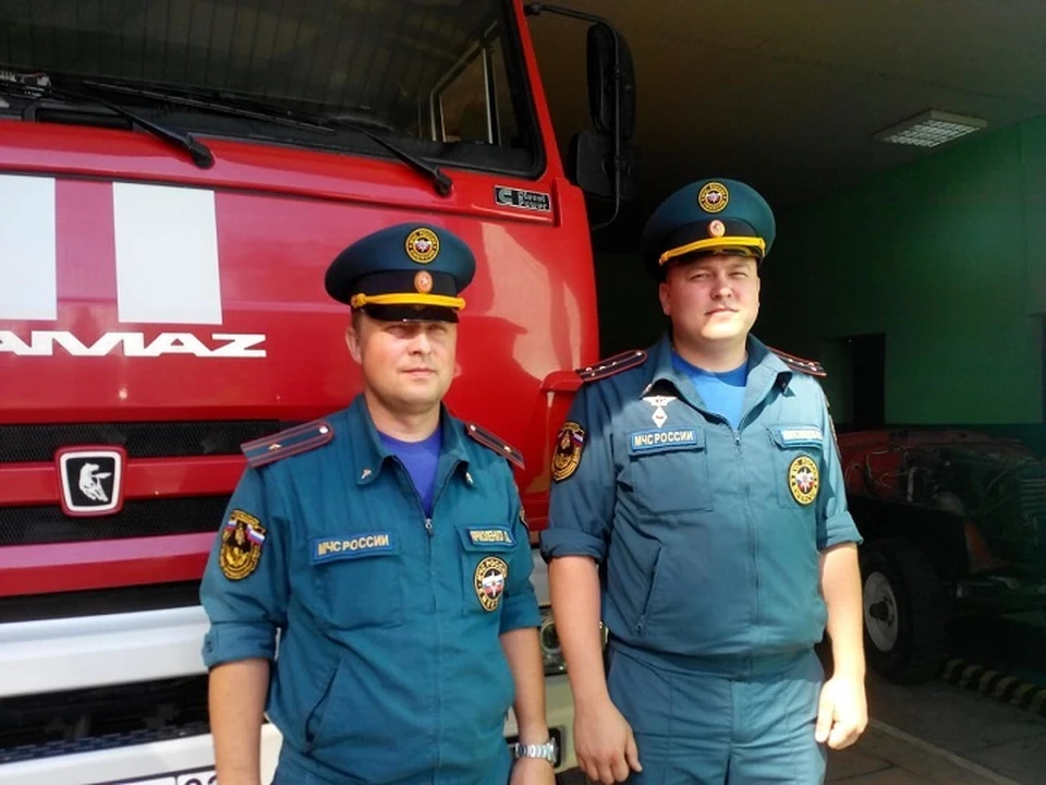Сотрудники МЧС России Павел Ярмоленко и Илья Миловидов во время потопа в Керчи помогли многим.