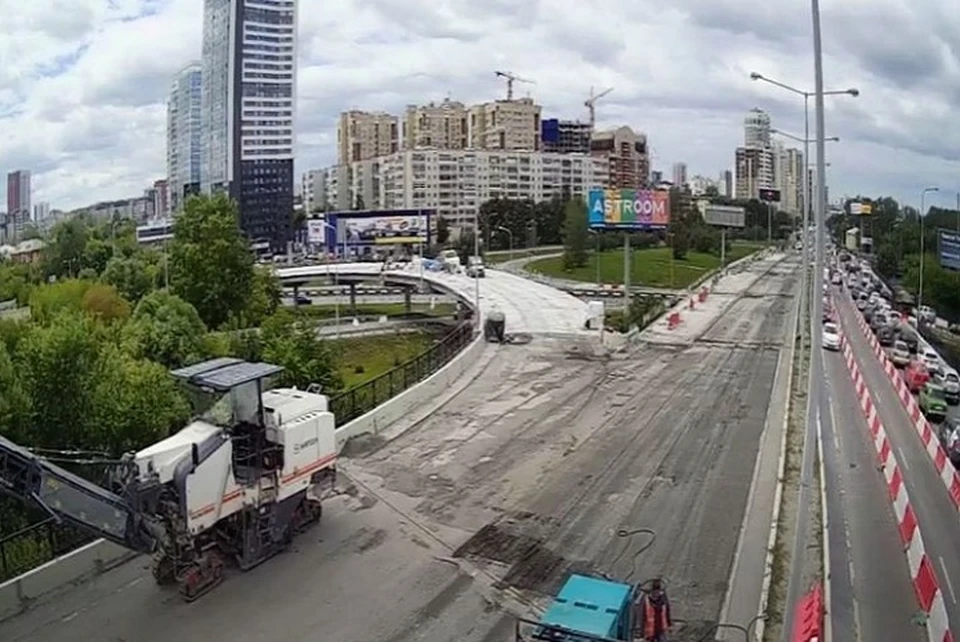 Оказалось, что пока водители стоят в огромной пробке, ремонт моста, из-за которого образовался затор, забросили Фото: instagram.com/evgenykuyvashev