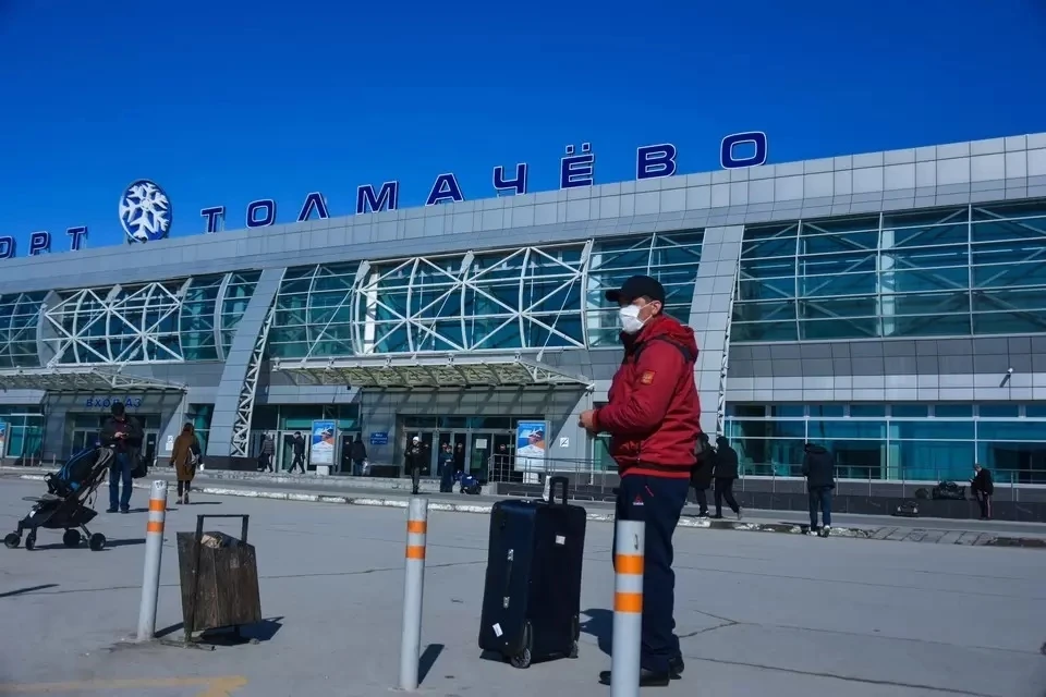 В Толмачево мужчину сняли с рейса за отказ надеть маску.