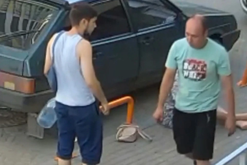 Молодой человека (на фото справа) жестоко ударил женщину в лицо во время выяснения отношений. Фото: скрин с видео vk.com/kirov_news