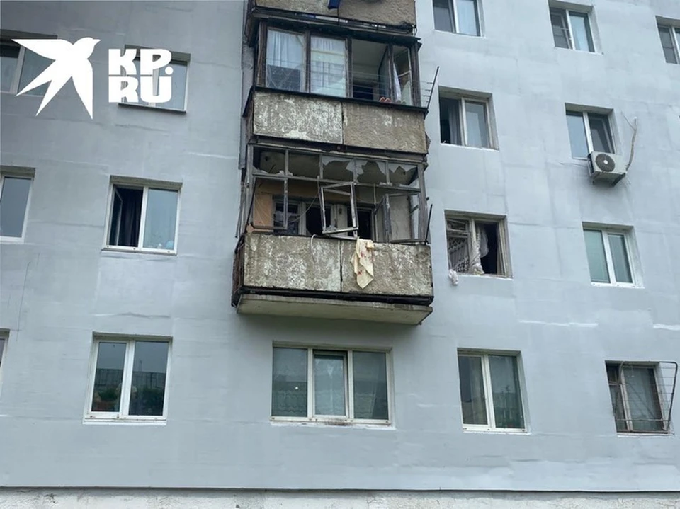 Ударная волна снесла дверь в квартиру и вынесла окна.