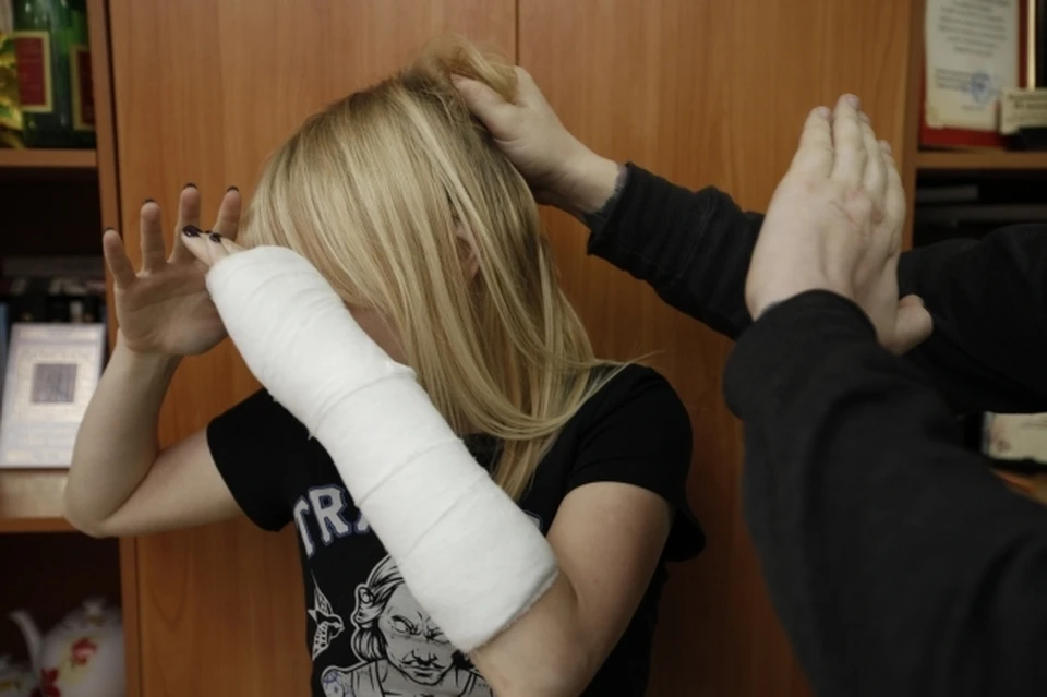В общей сложности, мужчина нанес жене не менее 58 ударов, повлекших многочисленные кровоподтеки и ссадины
