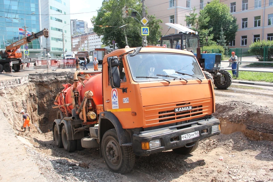 В Самаре на Волжском проспекте меняют канализационный коллектор