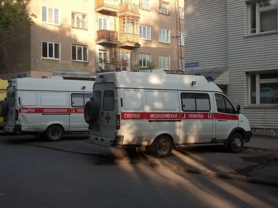 Очевидцы вызвали медиков, но пенсионер скончался до прибытия бригады.