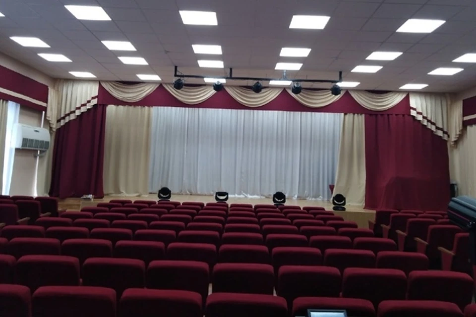 В брянском Новозыбкове в детской школе искусств имени Кобзона подрядчик выполнил отделку актового зала. Департамент культуры Брянской области.