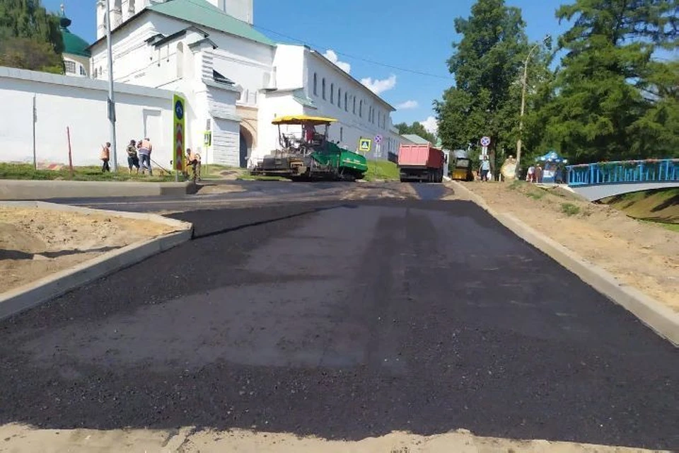 Подрядчики давно работают на набережной, но укладывают асфальт только сейчас. Фото: группа ВКонтакте "Ярославль Live"