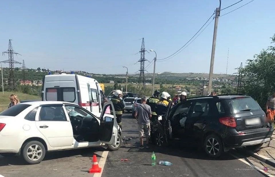 В ДТП пострадали оба водителя и одна пассажирка.