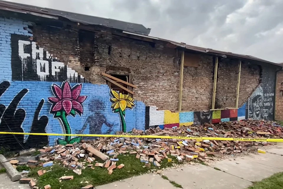 В штате Огайо молния уничтожила стену с уличным рисунком памяти Джорджа Флойда.