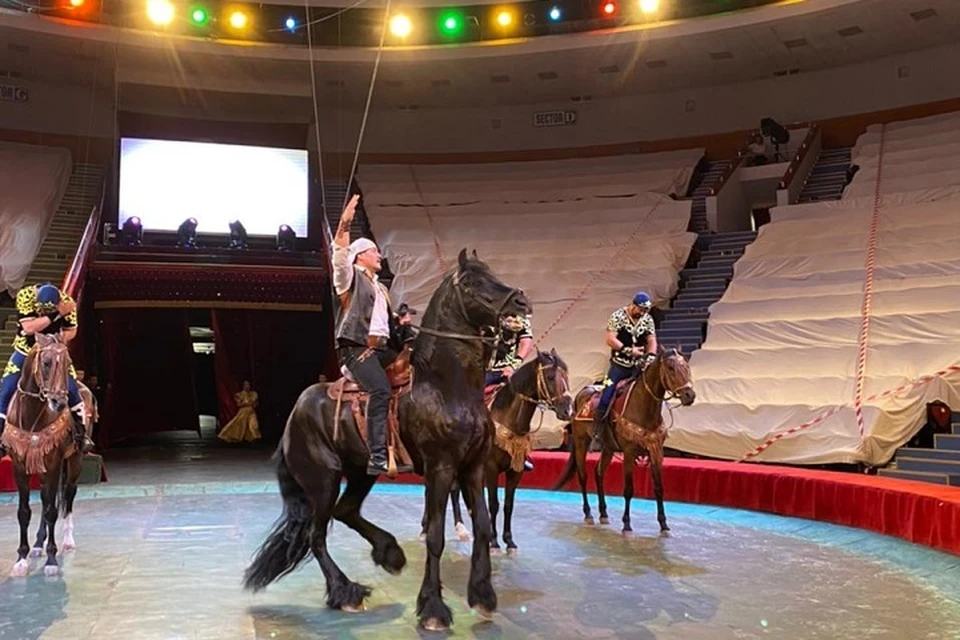 Новая программа «HELLO CIRCUS» посвящена 150-летию легендарного казахского борца и циркового артиста Кажымукана Мунайтпасова.