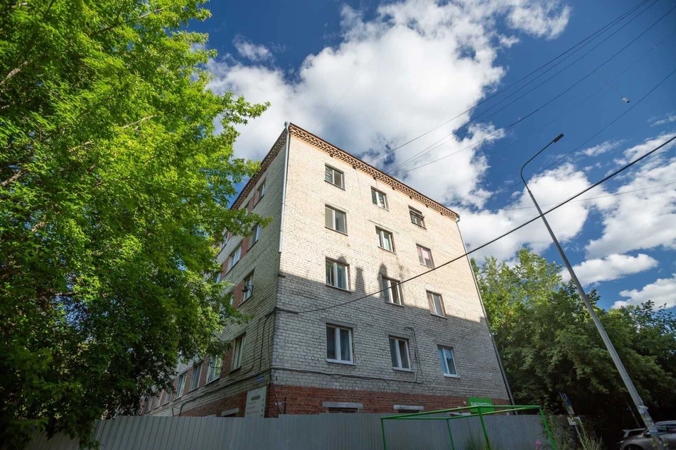 В Тюмени жителям аварийного дома на Жуковского объяснили, как их расселят.