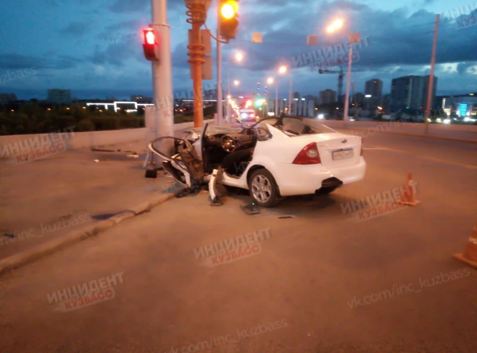 В Кемерове автомобиль протаранил опору освещения. Фото: ВКонтакте/inc_kuzbass.