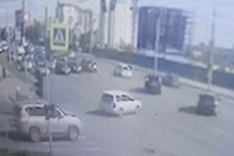 В Новосибирске мотоциклист сбил мужчину и скрылся с места аварии. Фото: стоп-кадр.