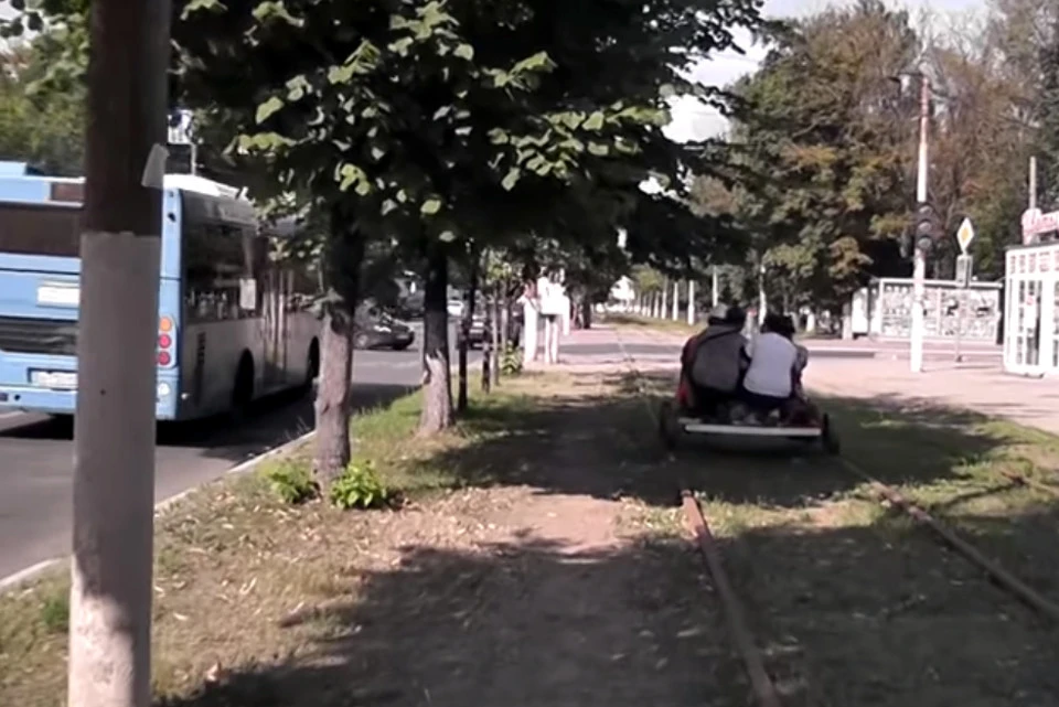 По трамвайным рельсам с ветерком. Фото: Youtube/«Широко Шагая»/скриншот