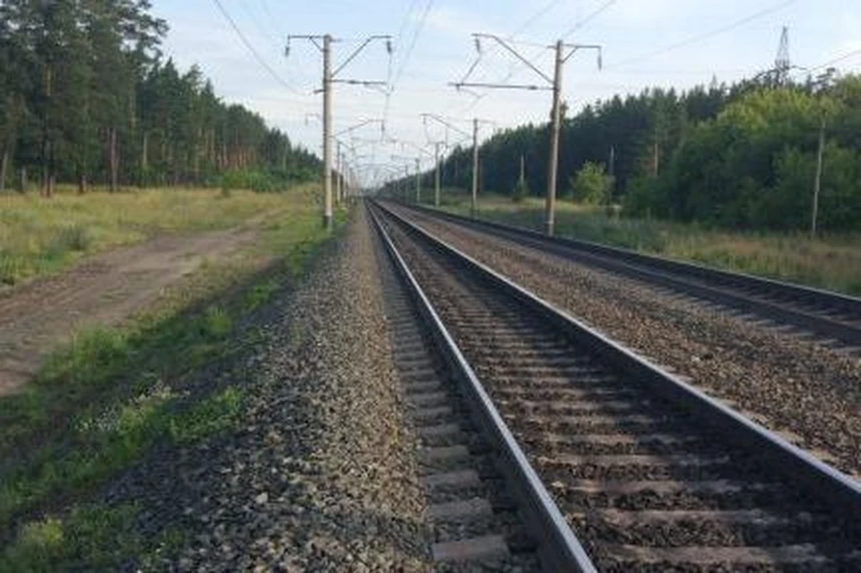 Он хотел перейти железнодорожные пути в неустановленном месте. Фото: управление на транспорте МВД России по СФО