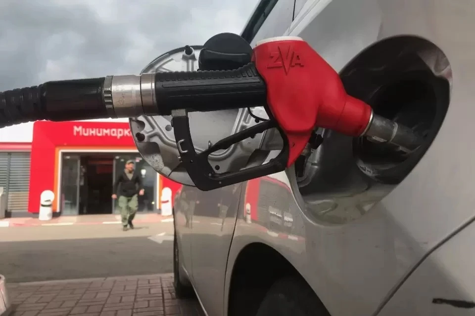 АИ-92 продается на кировских заправках за 45 рублей 77 копеек.