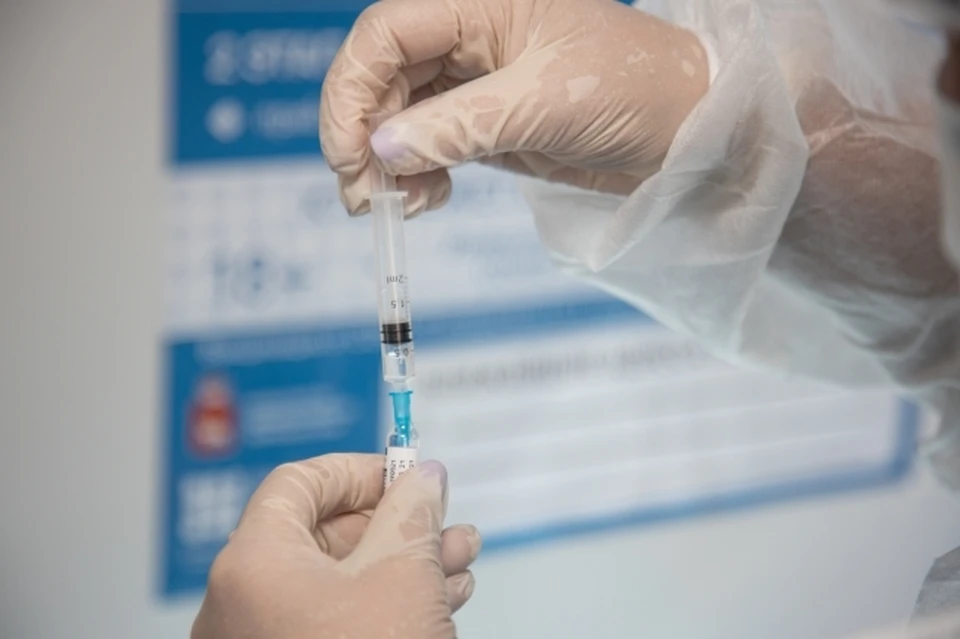 Ни одна из вакцин от ковида не подразумевает заболевания ковидом ни в какой форме, говорит специалист