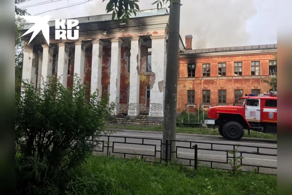 В Ачинске загорелось здание бывшего Механико-технологического техникума