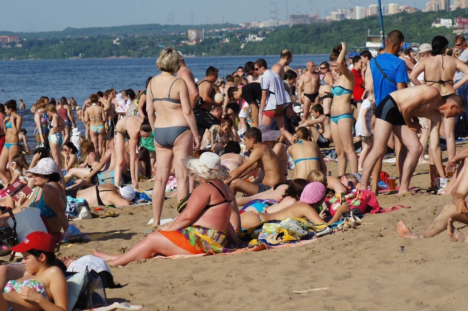 Переполненный общественный пляж - не лучшее место для голых детей.