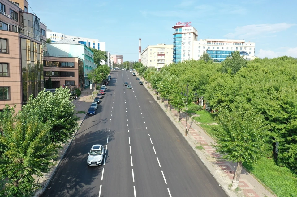 Сейчас подрядчики обустраивают спуски у пешеходных переходов