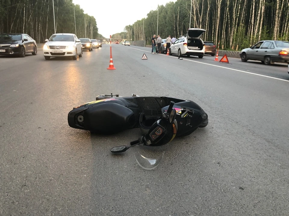 На улице Дружбы в Тюмени подросток на скутере разбил две машины.