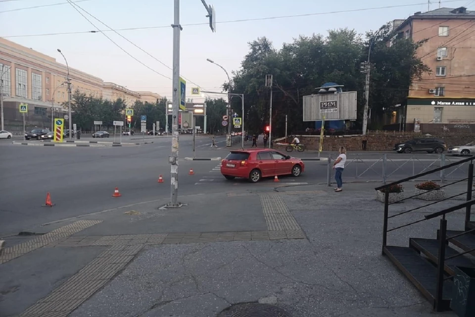 В Новосибирске «Тойота» сбила девушку, переходившую дорогу на зеленый свет. Фото: ГИБДД по Новосибирску.