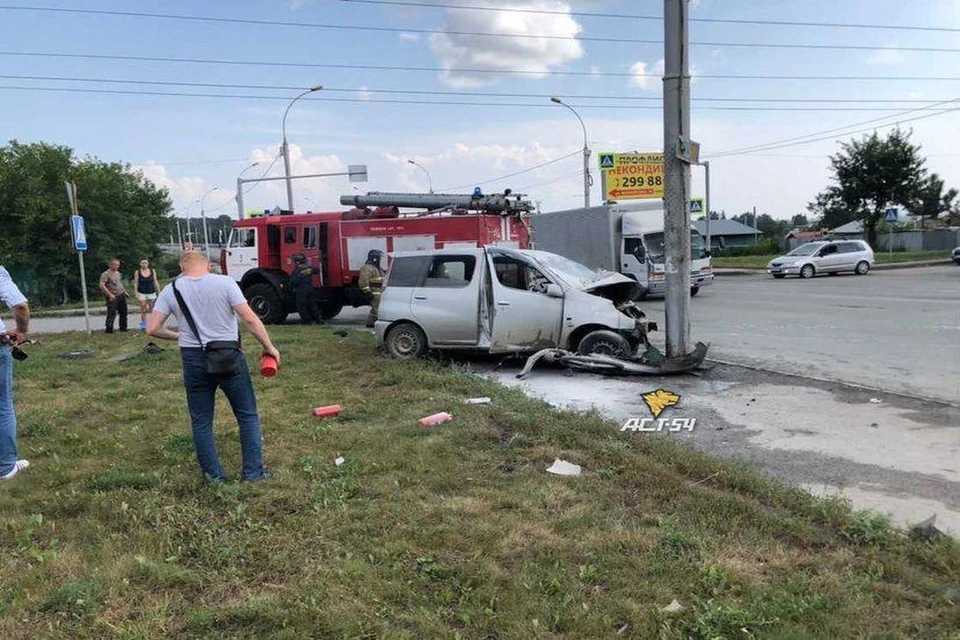 В Новосибирске иномарка сбила велосипедиста и врезалась в столб. Фото: "АСТ-54"