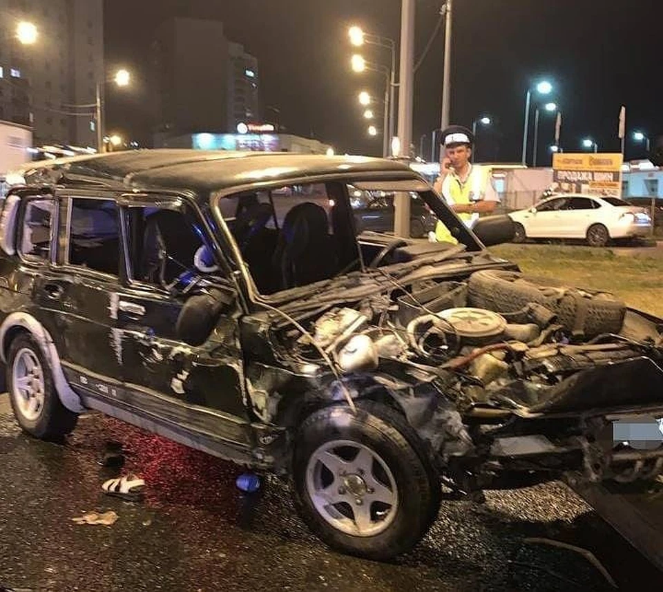 В "Ниве" после аварии вылетели все стекла и оторвало крышку капота.