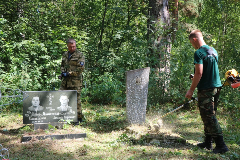 Добровольцы привели в порядок несколько захоронений в Смоленской области. Фото: Андрей Смирнов.