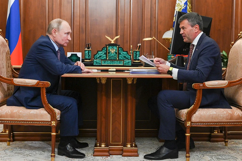 Президент России Владимир Путин и генеральный директор АНО "Россия - страна возможностей" Алексей Комиссаров во время встречи в Кремле. Фото: Алексей Никольский/пресс-служба президента РФ/ТАСС