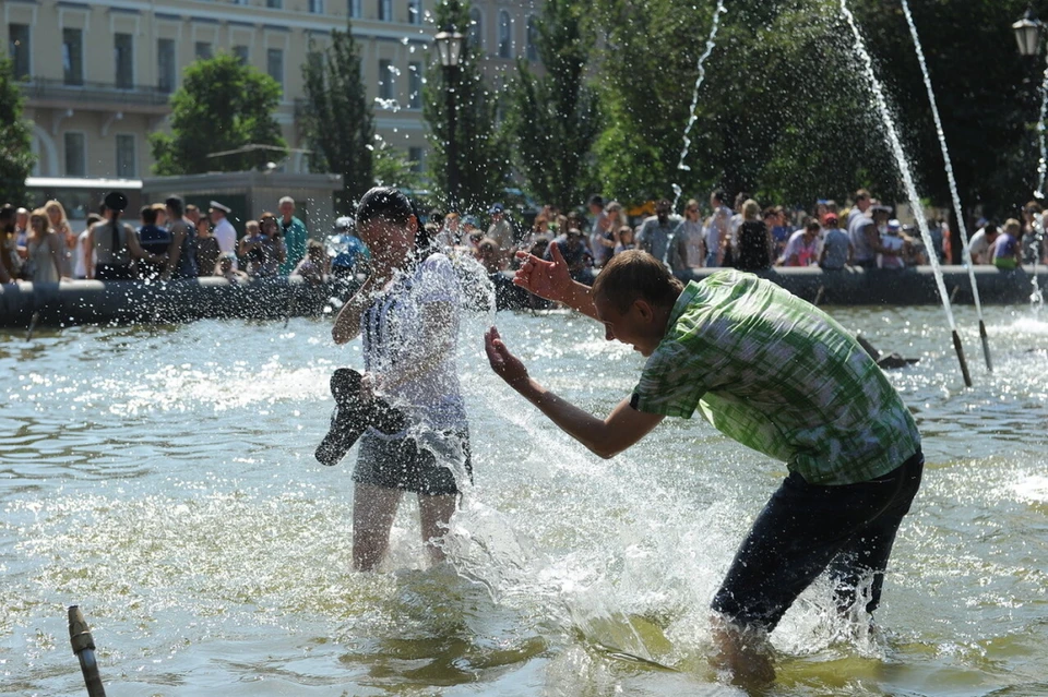 Петербуржцев попросили не купаться в фонтанах в День ВДВ.