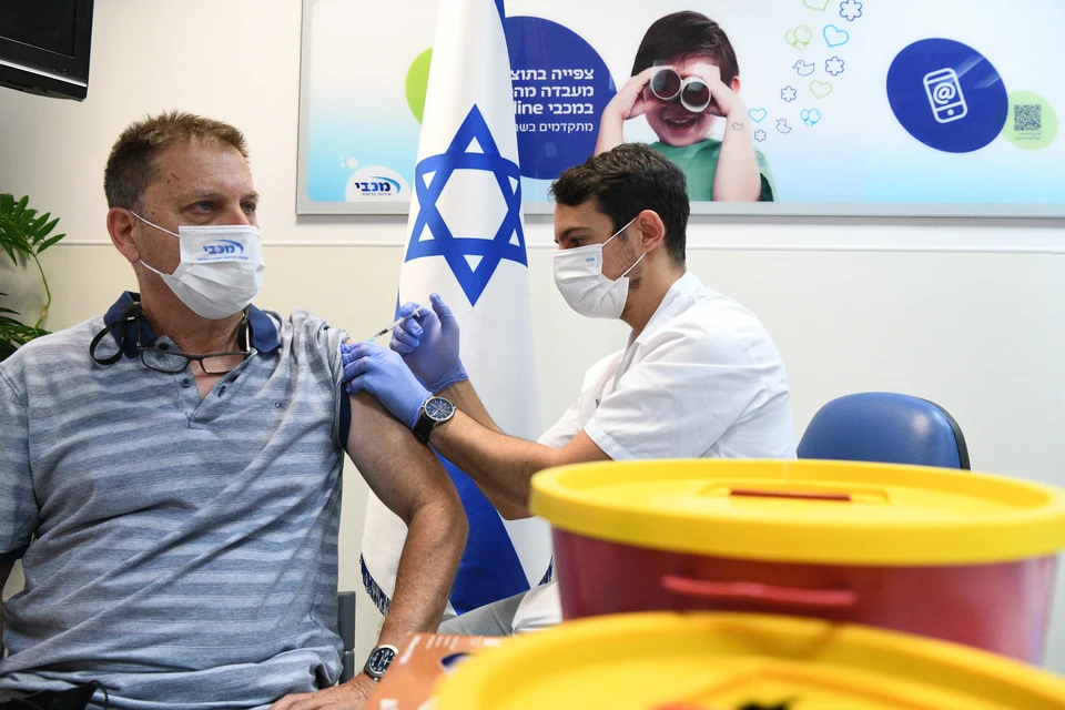 В Израиле начали вводить третью дозу вакцины для усиления иммунитета.