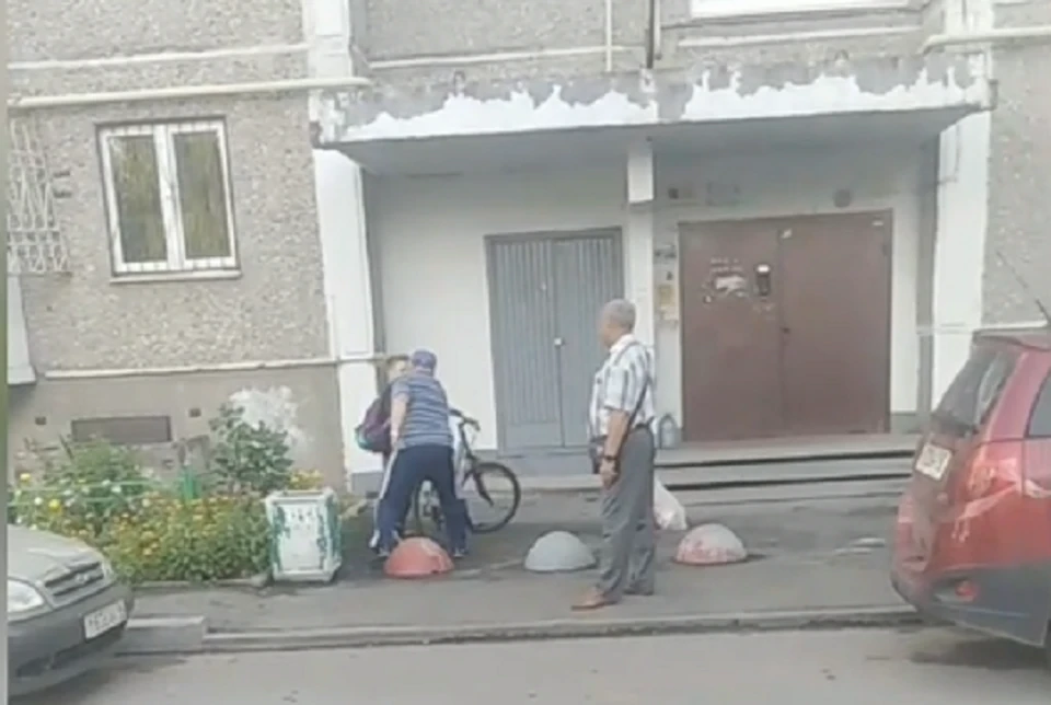 Местный житель недоволен тем, что школьники гуляют в его дворе. Фото: скрин с видео из группы "Бандитский центр ЕКБ"