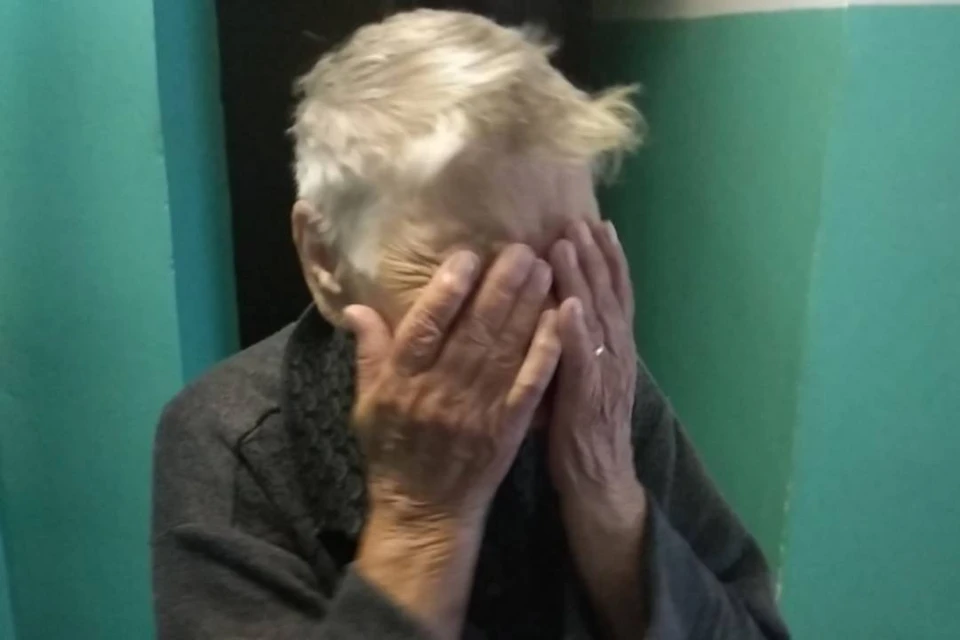 В Иркутске мужчины, которых попросила помочь 80-летняя пенсионерка, ограбили ее и "спустили" с лестницы