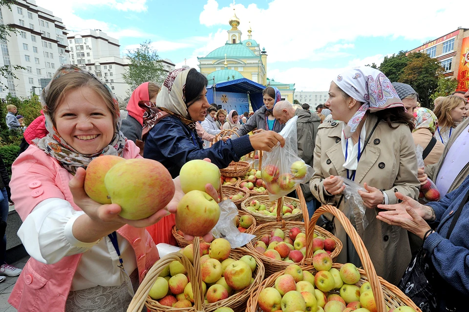 На самом деле август в России - месяц щедрого урожая, главный праздник которого - Яблочный Спас.