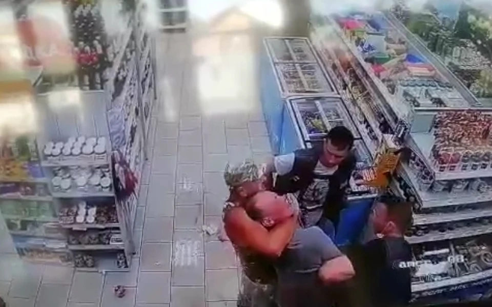 Задержание попало на камеры видеонаблюдения в супермаркете.