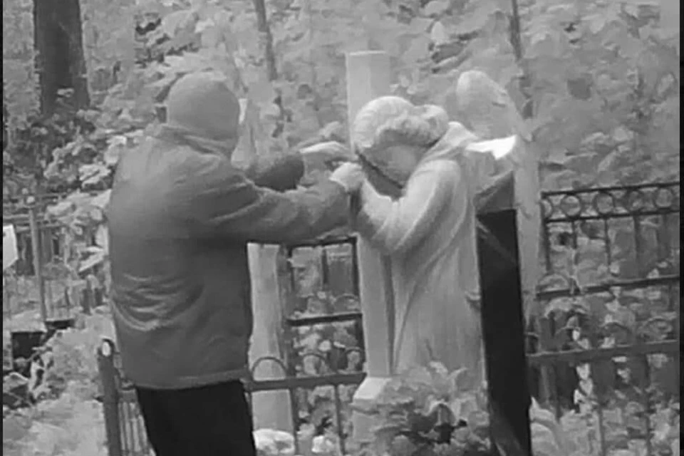 Петербуржец два года громил скульптуры на кладбище. Фото: прокуратура СПб