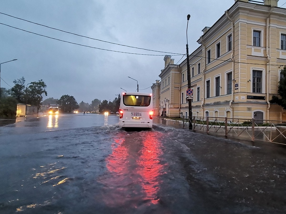 Последствия ливня в Санкт-Петербурге 2 августа 2021: Город уходит под воду,  дороги в пробках и авариях - KP.RU