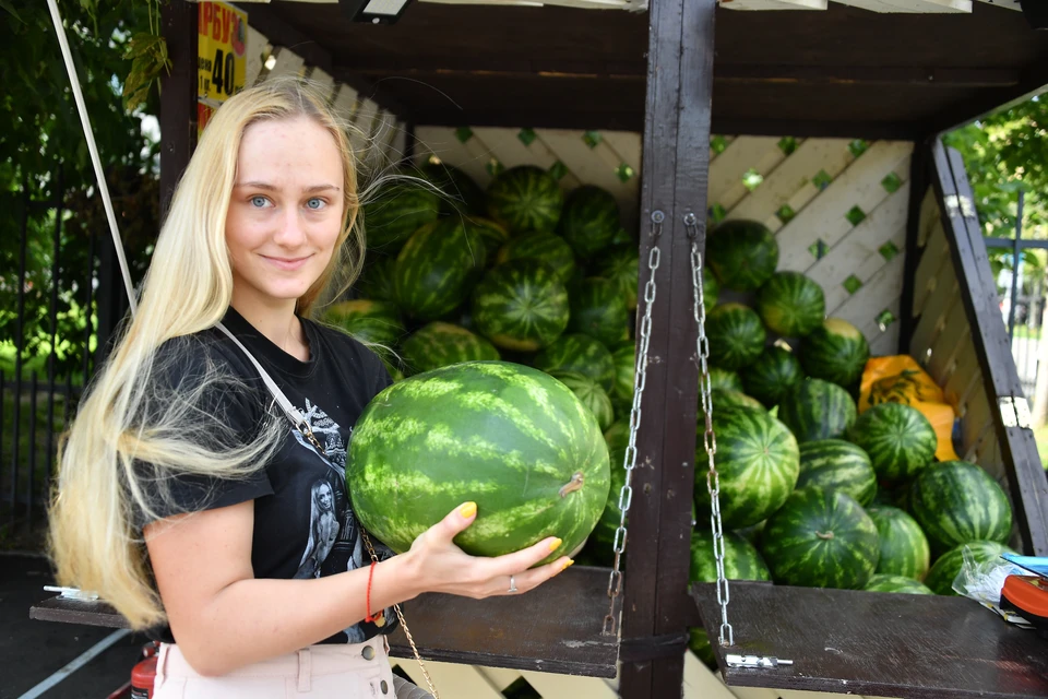 В Москве открылись арбузные базары.